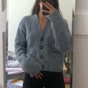 Hope cardigan - Ljusblå cardigan i ull och bomull! Så skön och är lika fin öppen som stängd:)