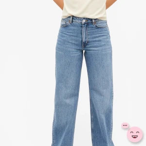 Monki jeans str 25 - Ljusblå vida jeans från monki i model yoko. Använd några gånger men är i perfekt skick. Nya kostar de 400kr och på grund av att dessa är använfa så är priset lägre. (De är inte så blå som på bild 2 och 3 utan de hara samma färg som första bilden)