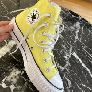 Converse platforms  - Ett par gula converse i modellen ”platform” dem är använda fåtal gånger och därmed i ett fint skick! Skriv för mer info eller bilder🌞🌞