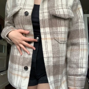 bershka jacka - varm rutig bershka jacka. storlek xs men passar också mig som har m/l