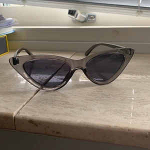 Solglasögon Gina Tricot - Ljusgråa solglasögon från gina tricot