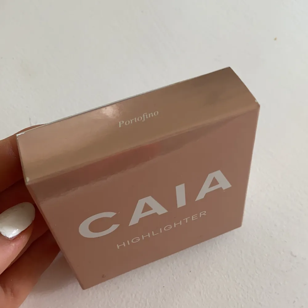 säljer en caia highlighter som jag fått dubbletter av! Portofino är en superfin färg perfekt till i sommar att bära både med eller utan smink!🌸🌸🌸 highlightern kostar vanligtvis 325kr🌸🌸🌸frakt tillkommer på 45kr (ospårbar) eller 66kr spårbar. Skönhet.