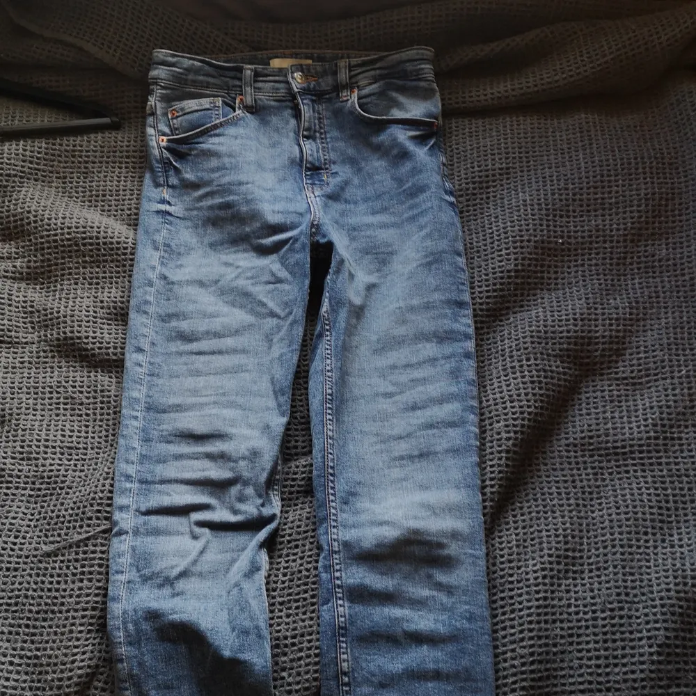 Vanliga tajta jeans, stretchigt material och är allmänt mjuka. Dom är använda genom några år men inga slitskador eller hål. . Jeans & Byxor.