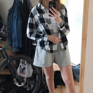 Trendig rutig skjorta - Ärvd skjorta med svart/grått/vitt rutigt mönster. Inte använd så många gånger av mig och passar perfekt till sommaren att ha över ett par mjukishorts.