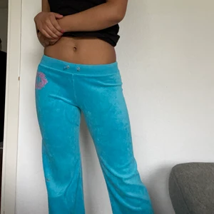 Juicy couture byxor  - Ett par as snygga juicy coutoure byxor som jag tyvärr inte använder längre! ;( Dom är även lite för korta för mig det därför också. Passar någon som är kortare än 157 cm 😍 Köpare står för frakten, kan mötas upp i Sthlm också 💋