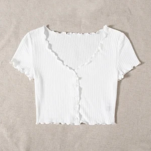 Vit sommartopp  - Jättefin vit topp från Shein som går att ha på olika sätt ☀️ funkar bland annat som kofta. Skönt och stretchigt material. Lite lite genomskinlig men inget som man tänker på.