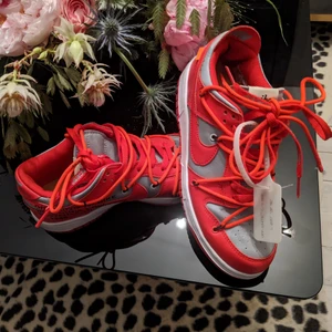 OFF-WHITE NIKE "university red" som nya, storlek 38,5 - Säljer nu mina OFF-WHITE NIKE "university red" i storlek 38.5 (normal passform). Endast använda 2 gånger under plåtning. Säljes för 3000kr