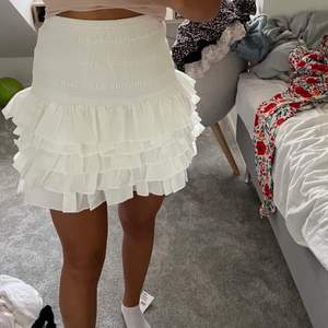 Superfin slutsåld kjol från H&M i nyskick! Storlek S men passar XS och M då den är stretchig🤍 Kan mötas i Stockholm. Bud på 350, köp direkt för 450kr💓