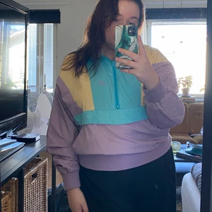 Anorak/jacka - En pastellfärgad och trendig anorak som jag köpt second hand! Har supersnygg passform pga mudden längst ned men kommer inte riktigt till användning! Köptes med någon fläck på magen som säkert går bort i tvätten! Frakt tillkommer efter vägning eller hämtas i Umeå!