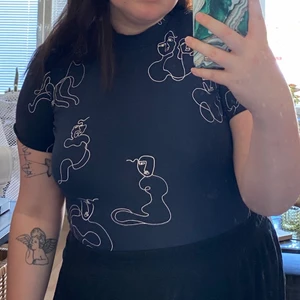 Croptop - En mörkblå croptop från monki med abstrakt mönster! Älskar denna men ändå kommer den inte riktigt till användning längre:( Tror storleken är en L eller XL men den är väldigt stretchig så passar många! Frakt tillkommer efter vägning eller hämtas i Umeå!