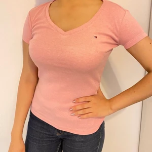 Rosa Tommy Hilfiger T-shirt - Äkta Tommy Hilfiger T-shirt. Stl XS/S Pris: 120kr ( priset kan diskuteras) 