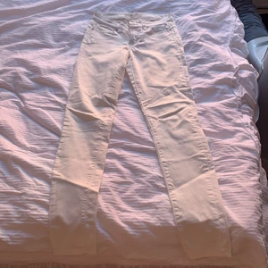 Vita tigha jeans med stretch W26 - Vita tighta jeans med stretch. Storlek W26 motsvarar S. Passar mig som är 170 lång. 