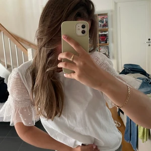 Topp - Söt tisha ifrån zara med fina ärmar