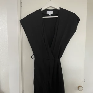 Klänning  - Svart klänning från & other stories, som knyts i midjan. Jättefint skick!
