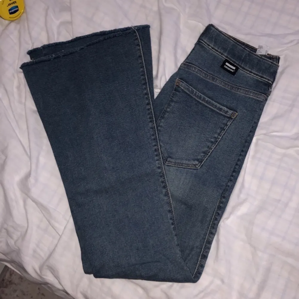 Blå ankle flare dr denim jeans i storlek M . Jeans & Byxor.