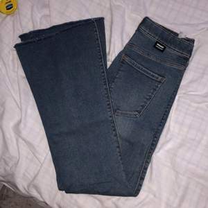 Blå ankle flare dr denim jeans i storlek M 