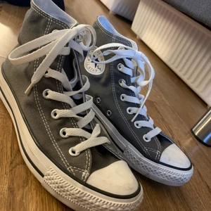 Gråa converse  - Säljer mina gråa converse i storlek 38 ( men passar mig som har 39), aldrig använda så de är som nya, köpta för 1000 budgivning startar på 600