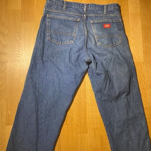 baggy skate dickies  - säljer ett par dickies denim, knappt använda! perfekt för att skejta med och ha nu på sommartiden! 