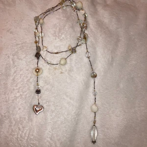 Långt halsband  - Säljer detta snygga halsband som jag både pärlor och snäckor🤍🐚 Den är väldigt lång, själv tycker jag den är väldigt fin med alla olika pärlor🤍🤍