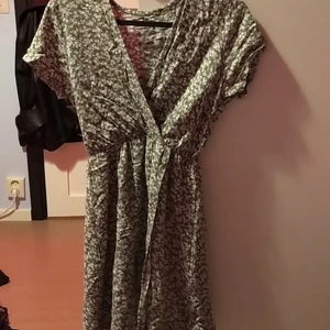 Klänning Size small - Grön och vit klänning som har aldrig används pga fel storlek. Fri frakt