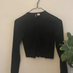 Långärmad svart topp - En svar lång ärmar cropad tröja i gott skick som inte kommer till andvändning