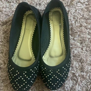 Skor  - Säljer ett par skor på storleken 35 i ganska bra skick använt fåtalsgånger kostar 50kr + frakt 