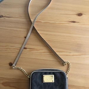 Väska Michael Kors - En liten crossbody väska i brunt från Michael Kors. Fint skick, använd någon enstaka gång. 