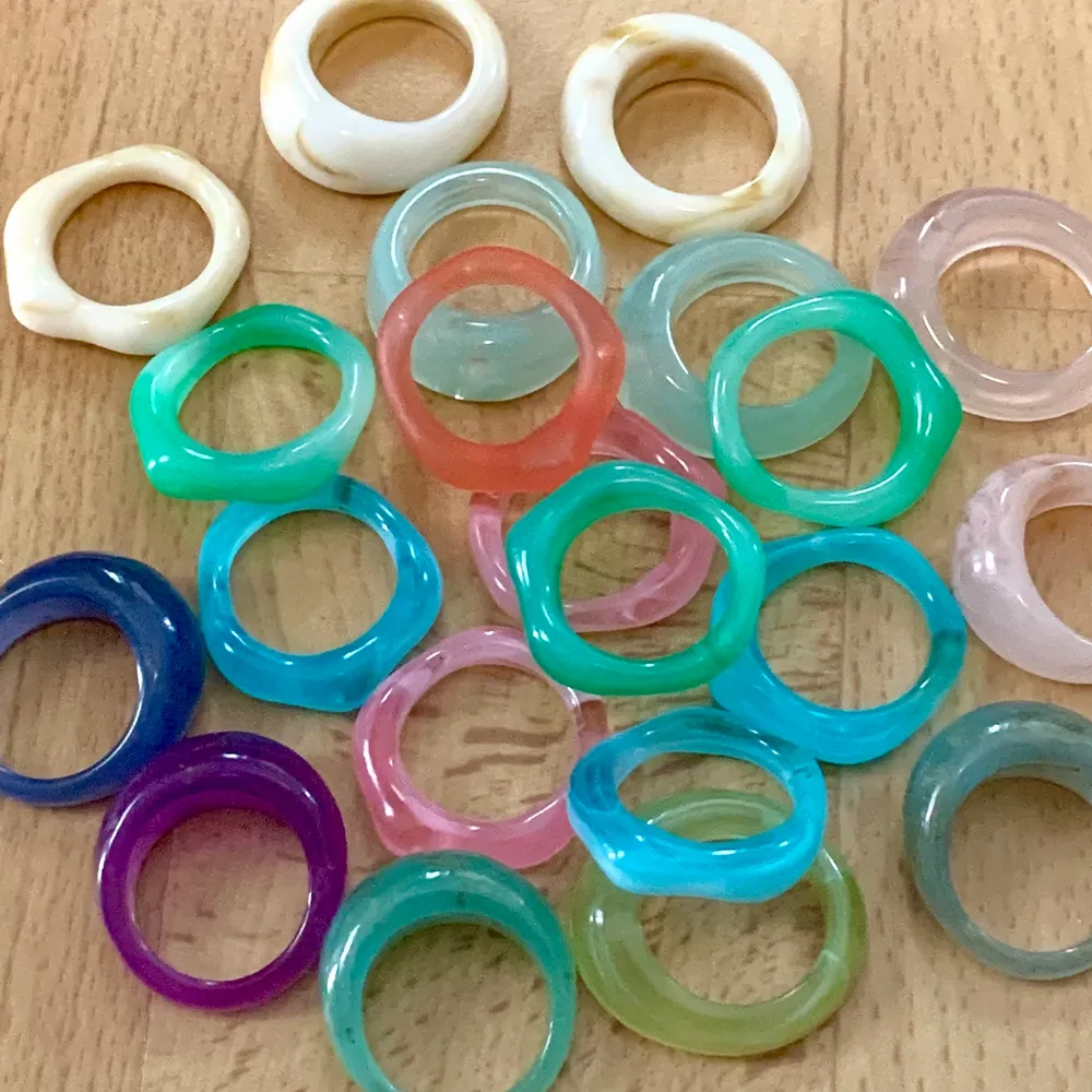 många olika färgglada ringar i materialet resin, storlekar varierar från 17-19mm. 10kr styck! meddela innan köp angående vilka ringar du vill ha :-) 2a bilden visar vilka ringar som är kvar !. Accessoarer.