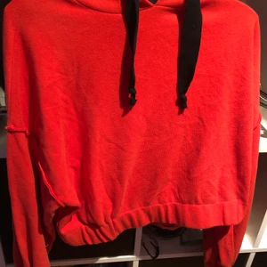 Röd huvtröja Strl 40 - Storlek 40. Oanvänd. Köpt från junkyard. Flismaterial.  