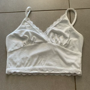 SHEIN topp - En vit topp med spets från SHEIN helt oandvänd