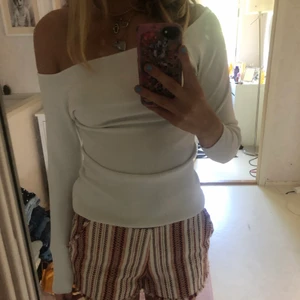 Offshoulder tröja  - Vit Off shoulder tröja från hm 
