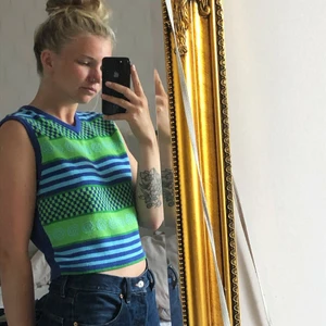 Stickad väst - Asfet väst med roliga mönster !!🌀 Köpt second hand men i toppenskick. Står strl. L men passar mig som vanligtvis har S eller oversize i M. Skickas mot fraktkostnad eller hämta upp den i Varberg! 