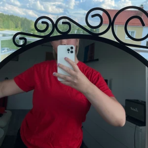 hov1 merch - säljer denna hov1 T-shirten. Helt röd på framsidan och med gult tryck på ryggen, samt en hov1 krona på en armen❤️ KAN MÖTAS UPP I VÄSTERÅS ANNARS STÅR KÖPAREN FÖR FRAKTEN‼️