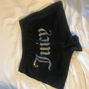 Juicy couture shorts  - Jätte fina juicy shorts jätte bra skick aldrig använda ute bara hemma typ 3 gånger pris kan diskuteras ny priset är 500kr😙 obs❗️köparen står för frakten 📦