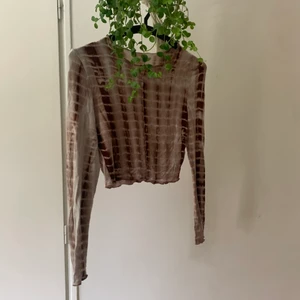 Topp - En jättefin vit brun topp från SHEIN den är väl använd och där med lite nopprig mien inga andra övriga skador eller fel 🤎🤍