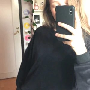 svart sweatshirt  - en svart sweatshirt från cubus!! 