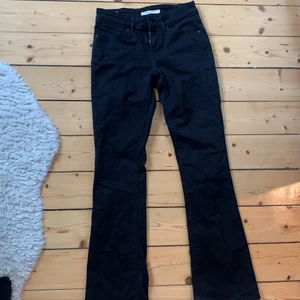 Svarta bootcut jeans levis - Sparsamt använda men färgen är som ny! Köparen står för frakt