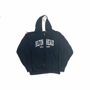 Vintage college hoodie - Säljer en skit snygg vintage hoodie i storlek medium och passar skit snyggt oversized om man har storlek XS  eller small. Hoodien är i jätte bra skick. Skickar endast👍🏻 Ha en bra dag!