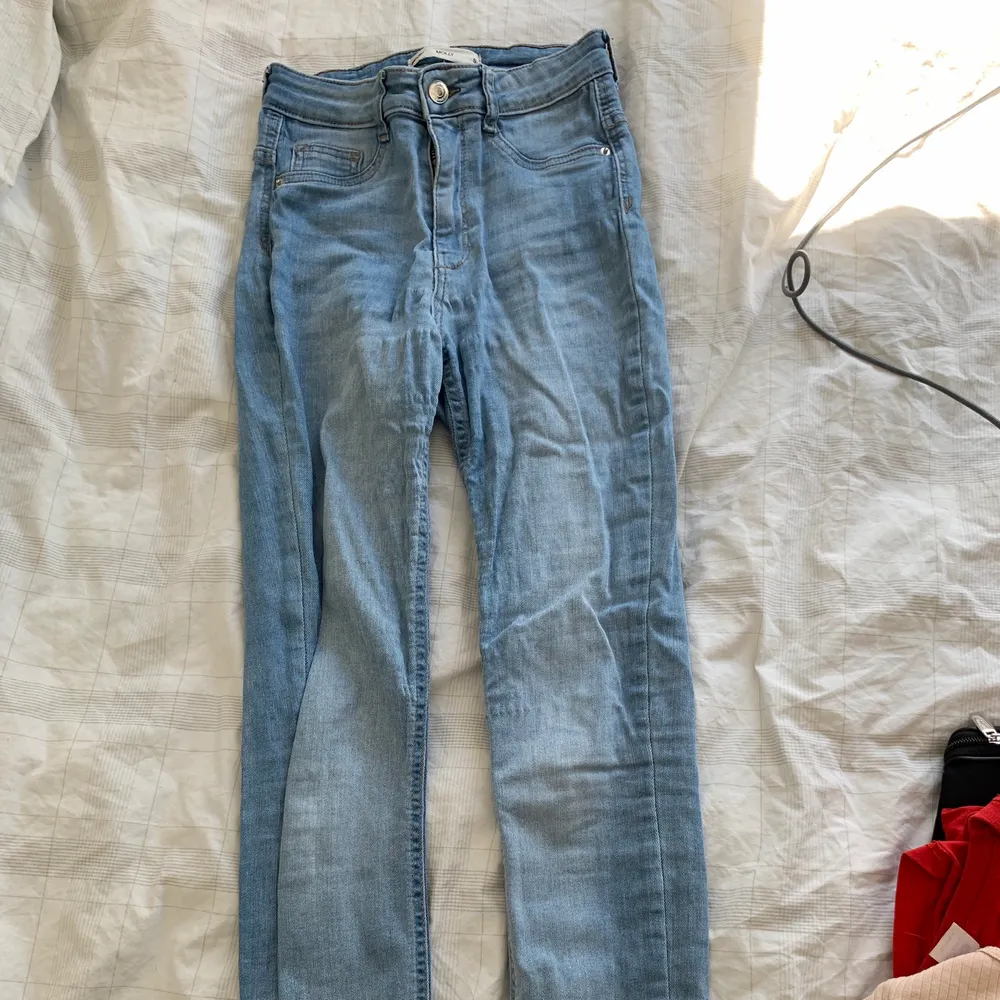 Ljus blåa jeans som passar bra till sommaren. De är bekväma och sitter bra. Lappen där bak är sönder som ni ser men den går enkelt att sprätta bort. Billigt pris eftersom dom är använda. . Jeans & Byxor.