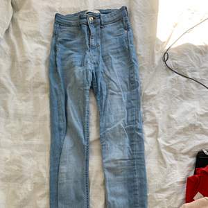 Ljus blåa jeans som passar bra till sommaren. De är bekväma och sitter bra. Lappen där bak är sönder som ni ser men den går enkelt att sprätta bort. Billigt pris eftersom dom är använda. 