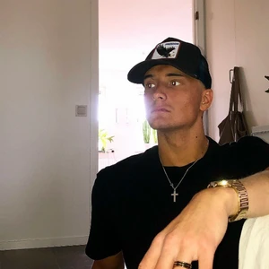 FREEDOM svart nät keps från Goorin Bros - FREEDOM trucker keps med örn som tryck. Kepsen är one size men väldigt justerbar spänna med 7 hål vid baksidan av kepsen. Kepsen är någon blekt av solen på framsidan men inget man ser jätte tydligt. 