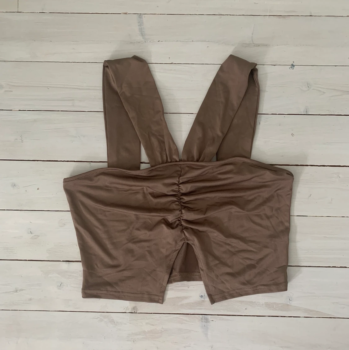 Brun topp med slits - 90