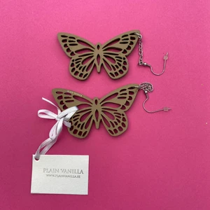 Butterfly Earrings - Helt nya örhängen från PLAIN VANILLA i äkta skinn. Säljer pga inte kommit till användning. Ursprungligen köpta för 299kr, säljer för 50kr. Är i färgen nude. 🦋 (Köparen står för frakt som borde vara kring 15kr)