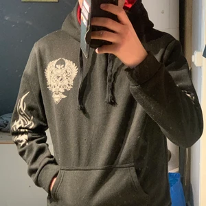 Svart Hoodie med röd insida - En väldigt skön svart hoodie med röd insida som är den bästa hoodien att ha på sig när man är hemma och chillar. Den är också väldigt snygg och lätt att matcha till. Själva luvan kanske är lite liten men den är fortfarande bekväm. Tröjan står att den är XL men den Sitter som en M elr S. Pris kan alltid diskuteras!