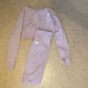 Träningsset womensbest rosa - Rosa träningsset från Womensbest. Storlek L i toppen (passar även M) & storlek M i byxorna. Endast testad en gång. 400kr