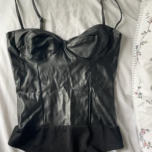 Na-kd topp - jättefin topp, använd 1 gång bara!!! jätteskön och sitter jättefint. Passar S-M