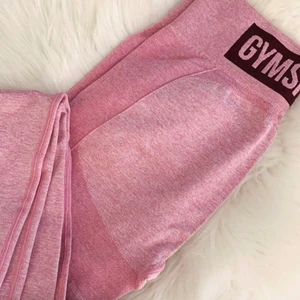 Gymshark leggings - Så fina leggings för gymshark köpta på Tise (lånat första bilden från den förra säljaren), tyvärr lite små på mig så prioriteras inte att användas. Tänkte därför sälja vidare de, de är i storlek M men är små i storleken skulle säga S-M. I fint skick, endast använda av mig 3 gånger, varav 1 på gymmet. De går högt upp i midjan, över naveln och håller in överallt.