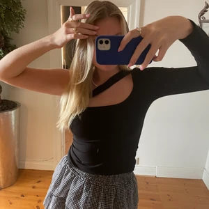 Svart tröja med cut outs  - Svart långärmad tröja med cut outs, jättebekväm!❤️ (kan mötas i stockholm fram till 2/7)