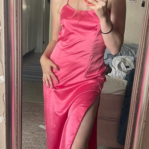 Satin klänning - Superfin rosa satinklänning som är köpt på nakd för 500 kr😌Den är aldrig använd och är därmed i bra skick. Storlek M men jag är alltid en S och den passar bra på mig så skulle säga att den är liten i storleken 