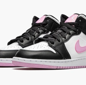 Jordan  - Säljer mina snygga Jordan. Säljer för dom inte passade mina fötter så bra.Skorna i bra skick. Skorna är såklart äkta också🥰